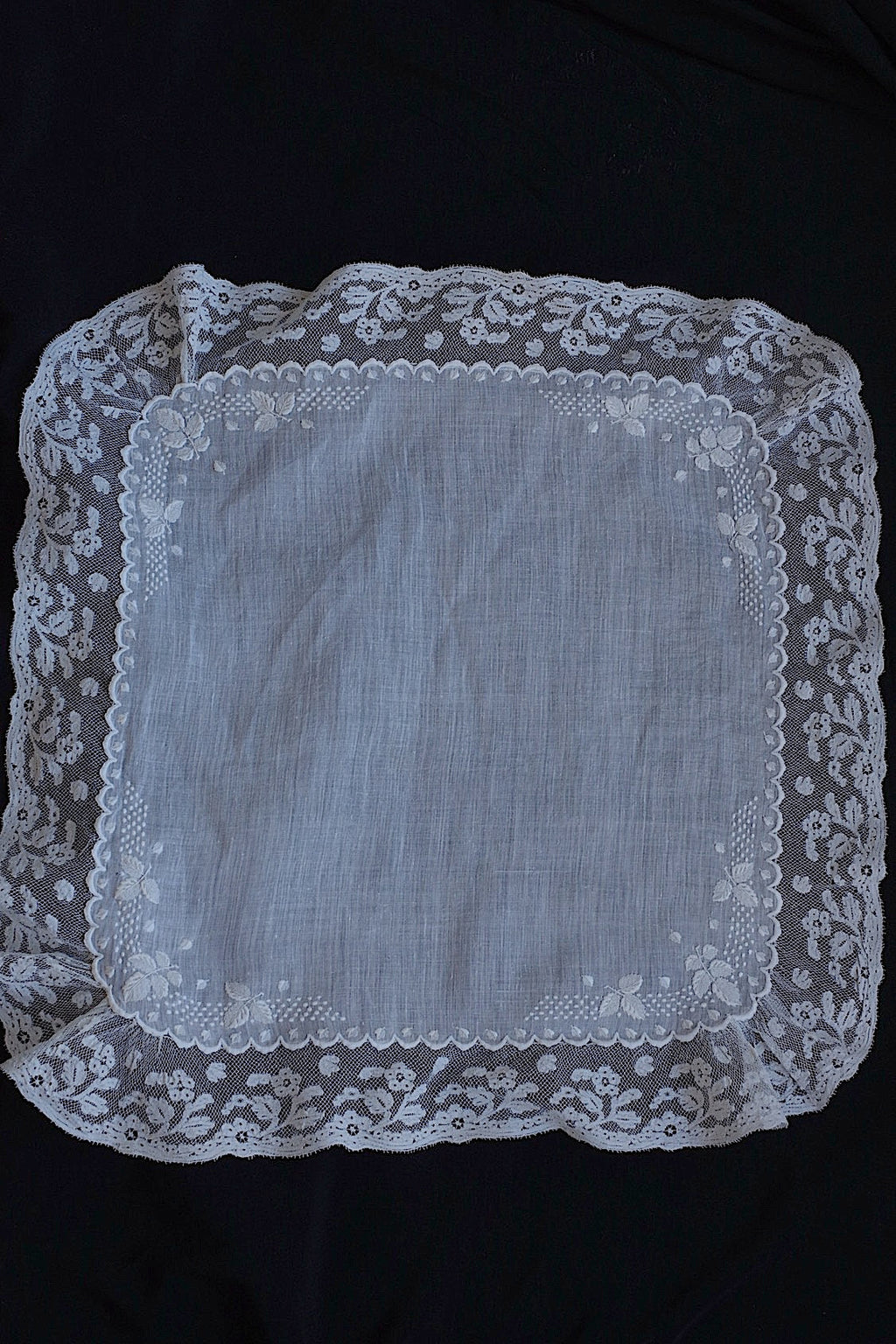 アンティーク刺繍ハンカチ　mouchoir antique 1 .FR a l'epoque