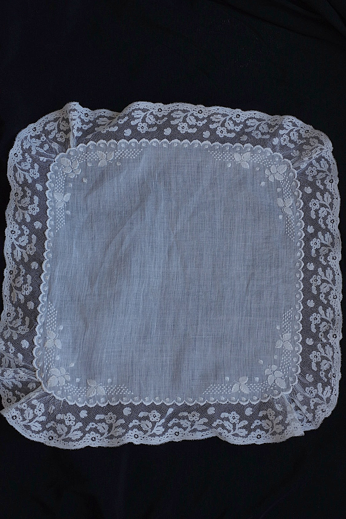 アンティーク刺繍ハンカチ　mouchoir antique 1 .FR a l'epoque