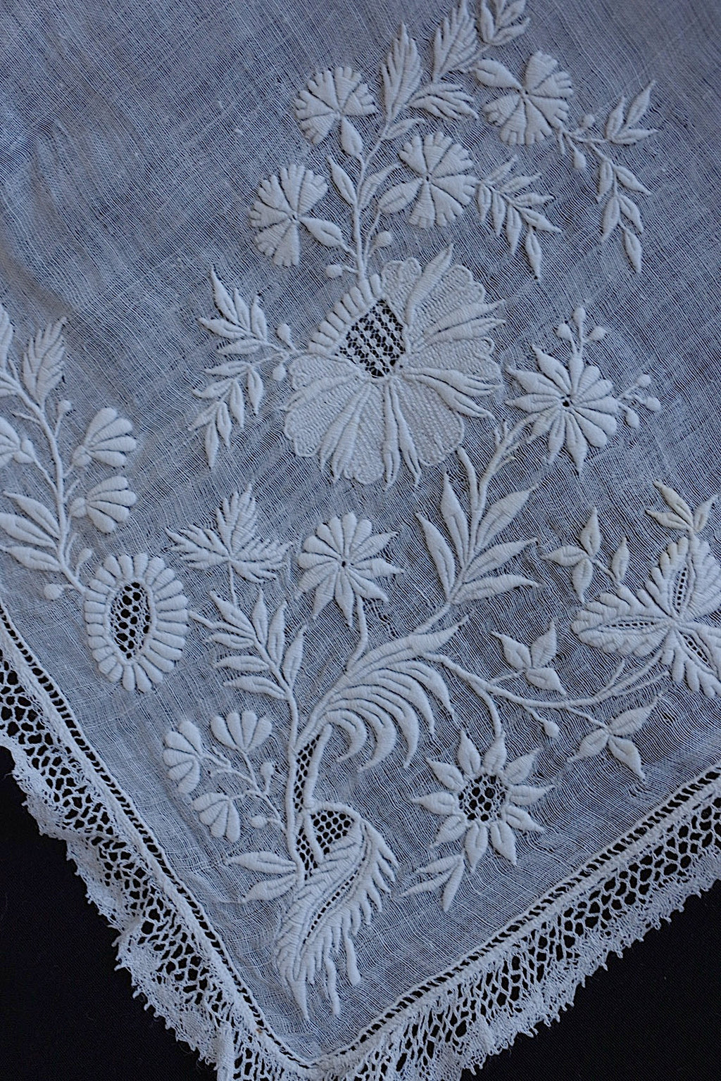 アンティーク刺繍ハンカチ　mouchoir antique 2 .FR a l'epoque