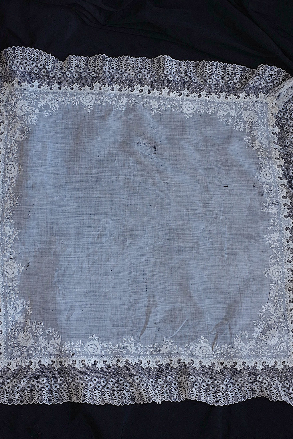 アンティーク刺繍ハンカチ　mouchoir antique3 .FR a l'epoque