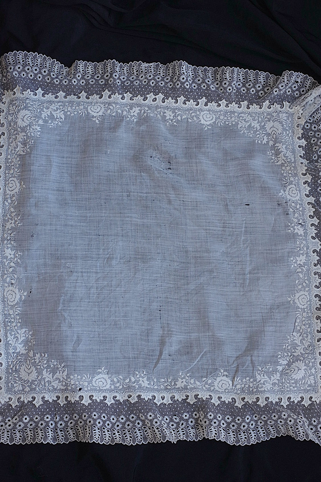 アンティーク刺繍ハンカチ　mouchoir antique3 .FR a l'epoque