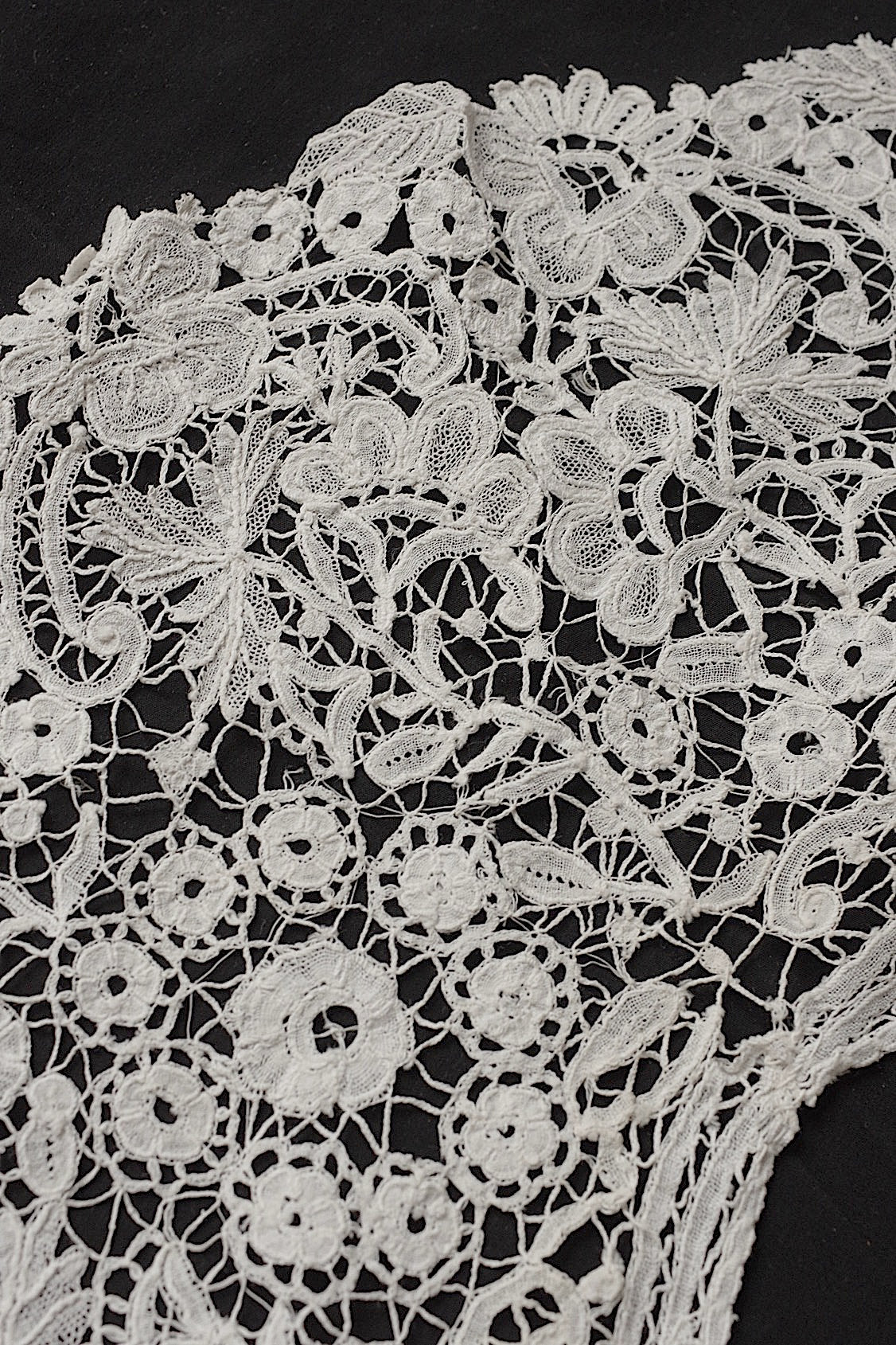 アンティークレース　dentelle antique  antique lace　小さな襟 .FR a l'epoque