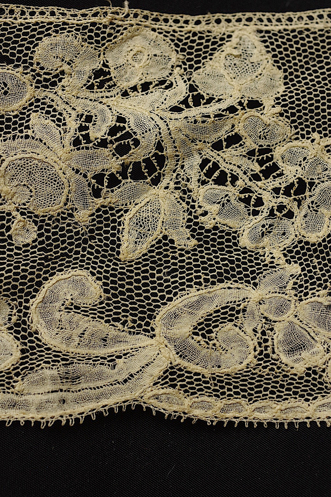 アンティークレース　dentelle antique  antique lace　180cm .FR a l'epoque