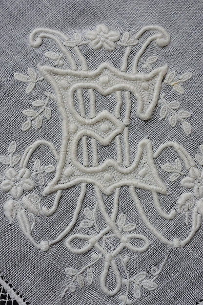 アンティーク刺繍ハンカチ　dentelle antique  antique lace　1 .FR a l'epoque