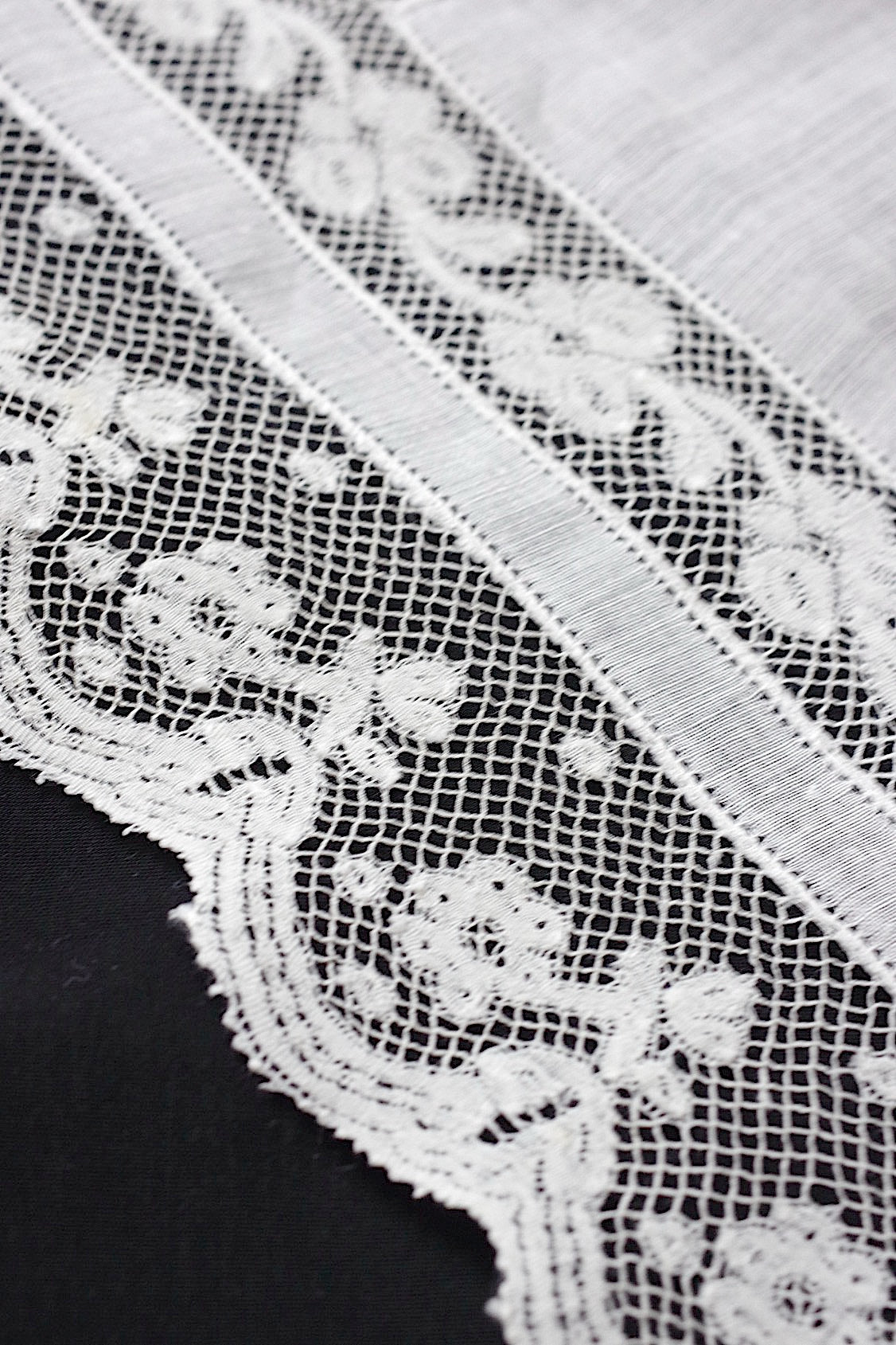 アンティーク刺繍ハンカチ　dentelle antique  antique lace　1 .FR a l'epoque