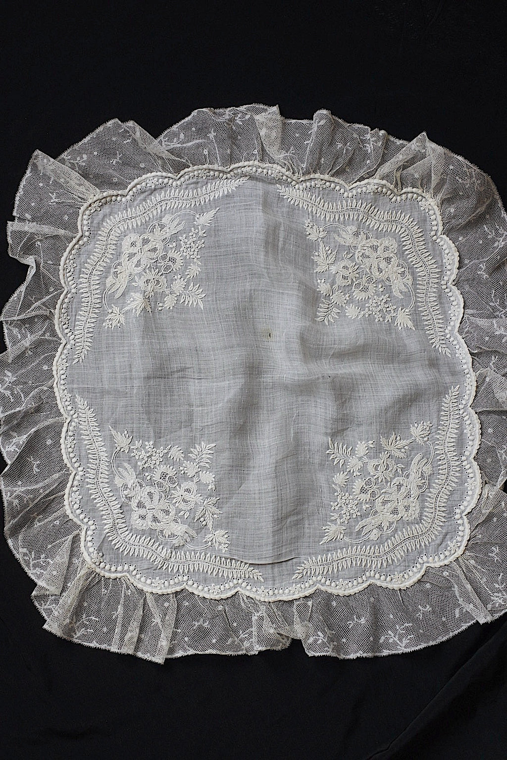 アンティーク刺繍ハンカチ　dentelle antique  antique lace　2 .FR a l'epoque