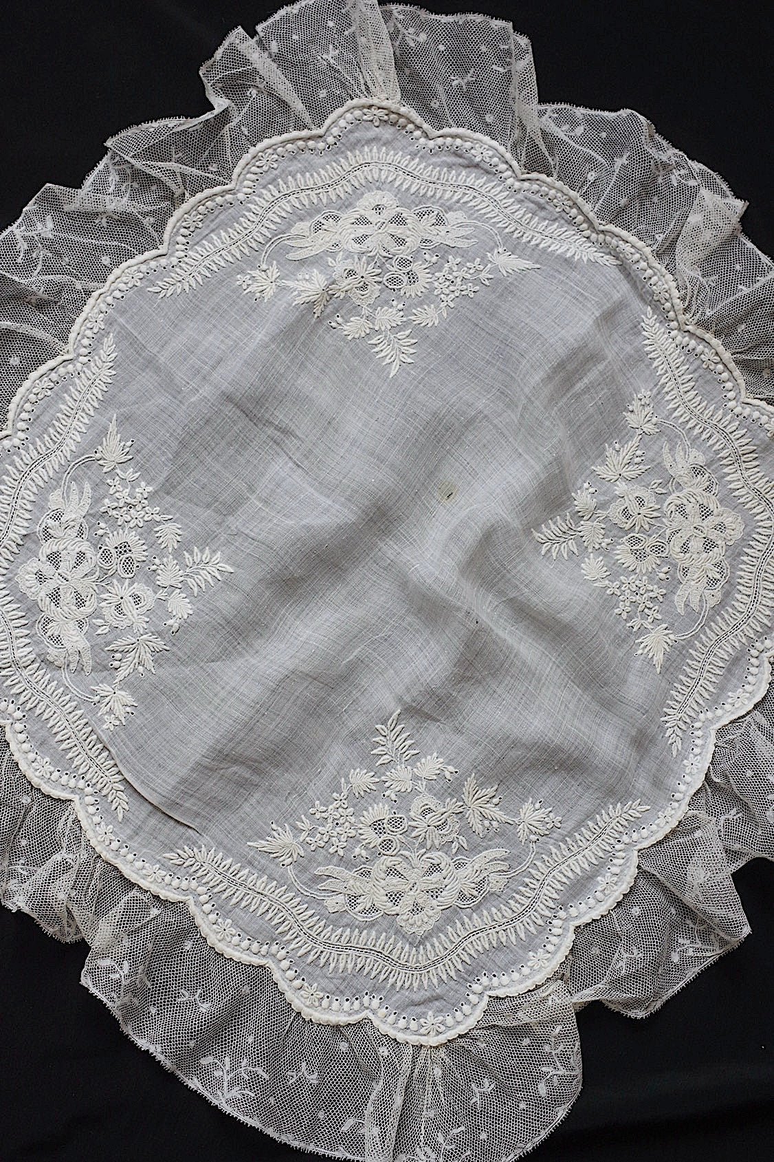 アンティーク刺繍ハンカチ　dentelle antique  antique lace　2 .FR a l'epoque