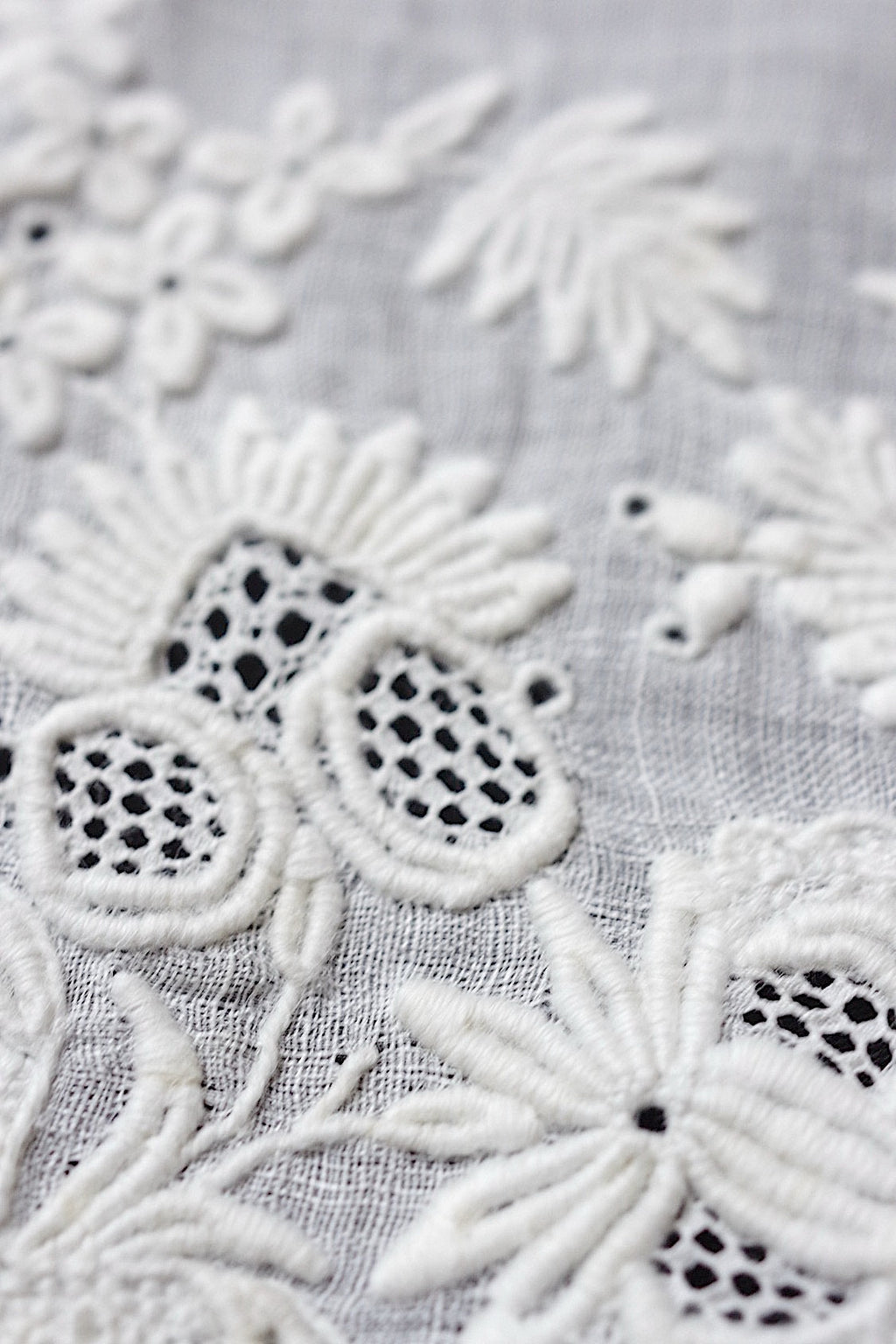 アンティーク刺繍ハンカチ　dentelle antique  antique lace　2 .FR a l'epoque