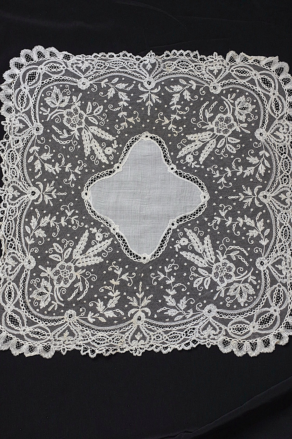 アンティーク刺繍ハンカチ　dentelle antique  antique lace　4 .FR a l'epoque