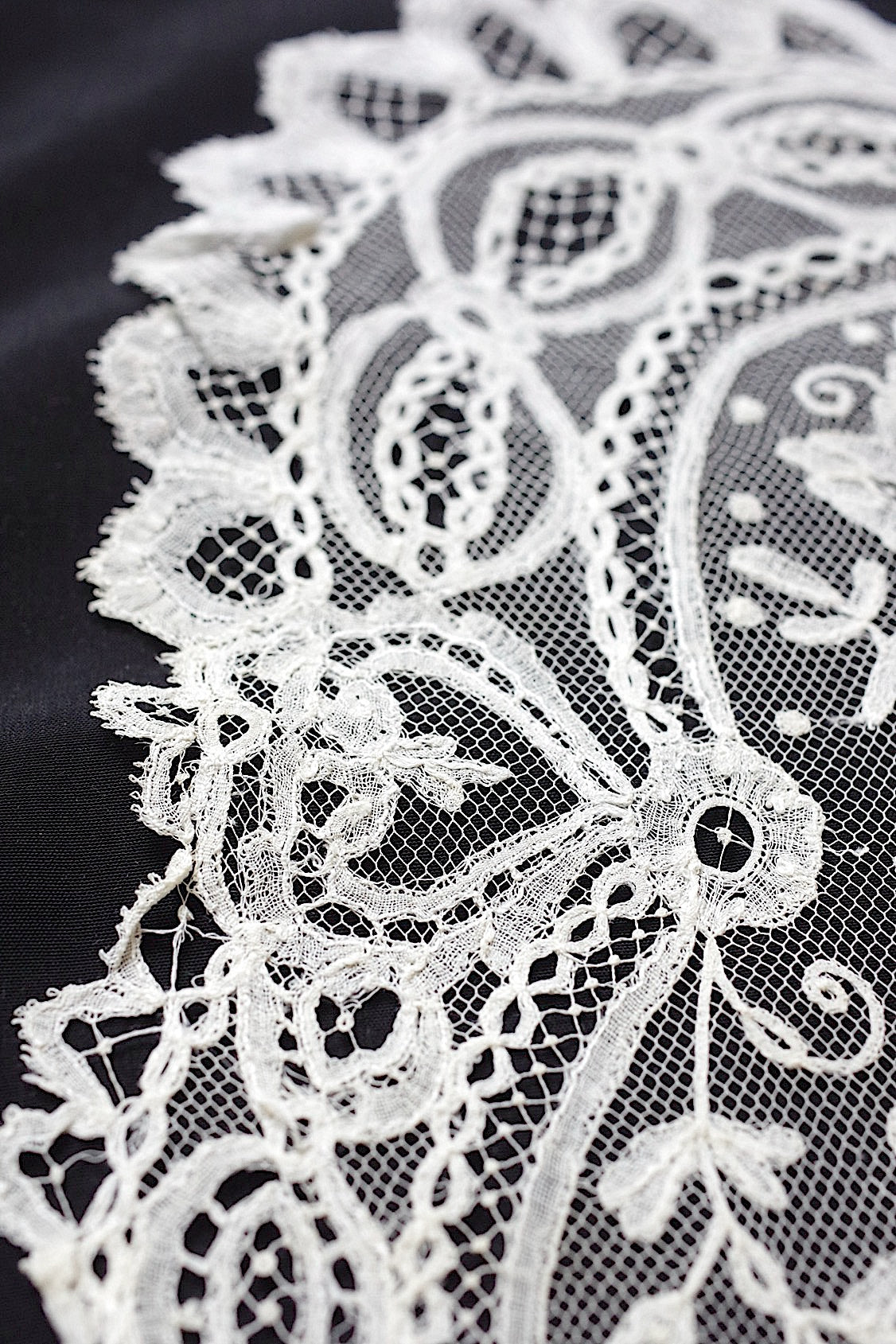 アンティーク刺繍ハンカチ　dentelle antique  antique lace　4 .FR a l'epoque