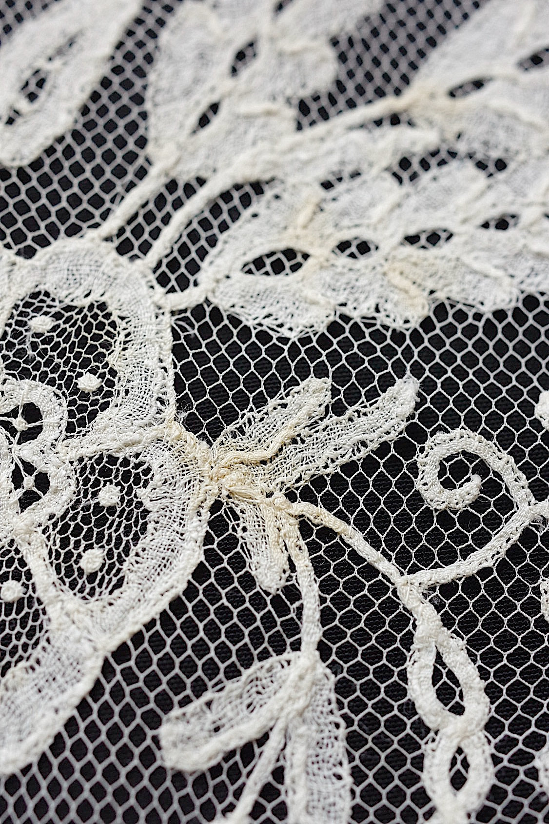 アンティーク刺繍ハンカチ　dentelle antique  antique lace　4 .FR a l'epoque