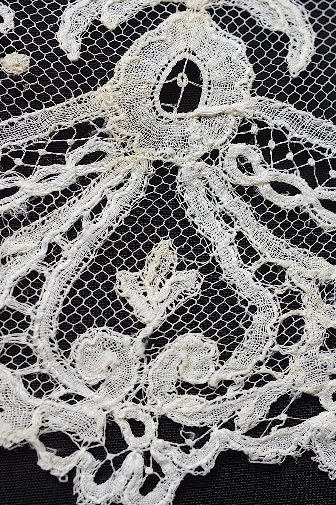 アンティーク刺繍ハンカチ　dentelle antique  antique lace　4 .FR a l'epoque