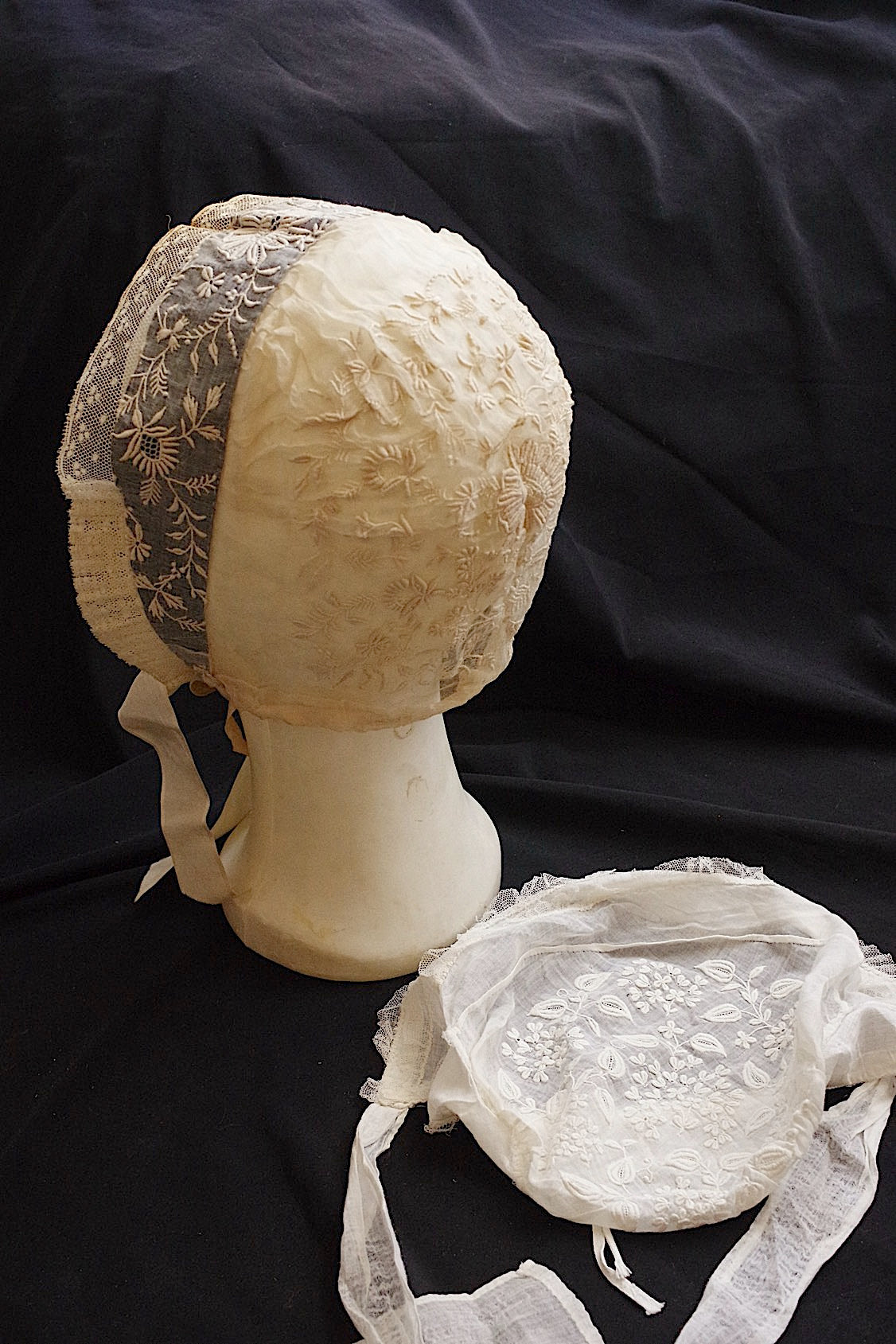 アンティークレース　antique dentelle　ボネ2つ .FR a l'epoque