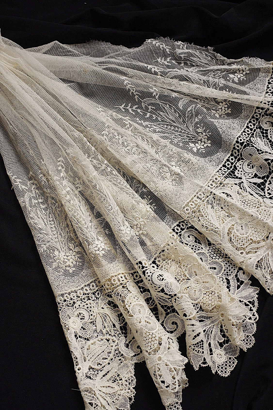 アンティークレース　dentelle antique lace　幅広100cm .FR a l'epoque