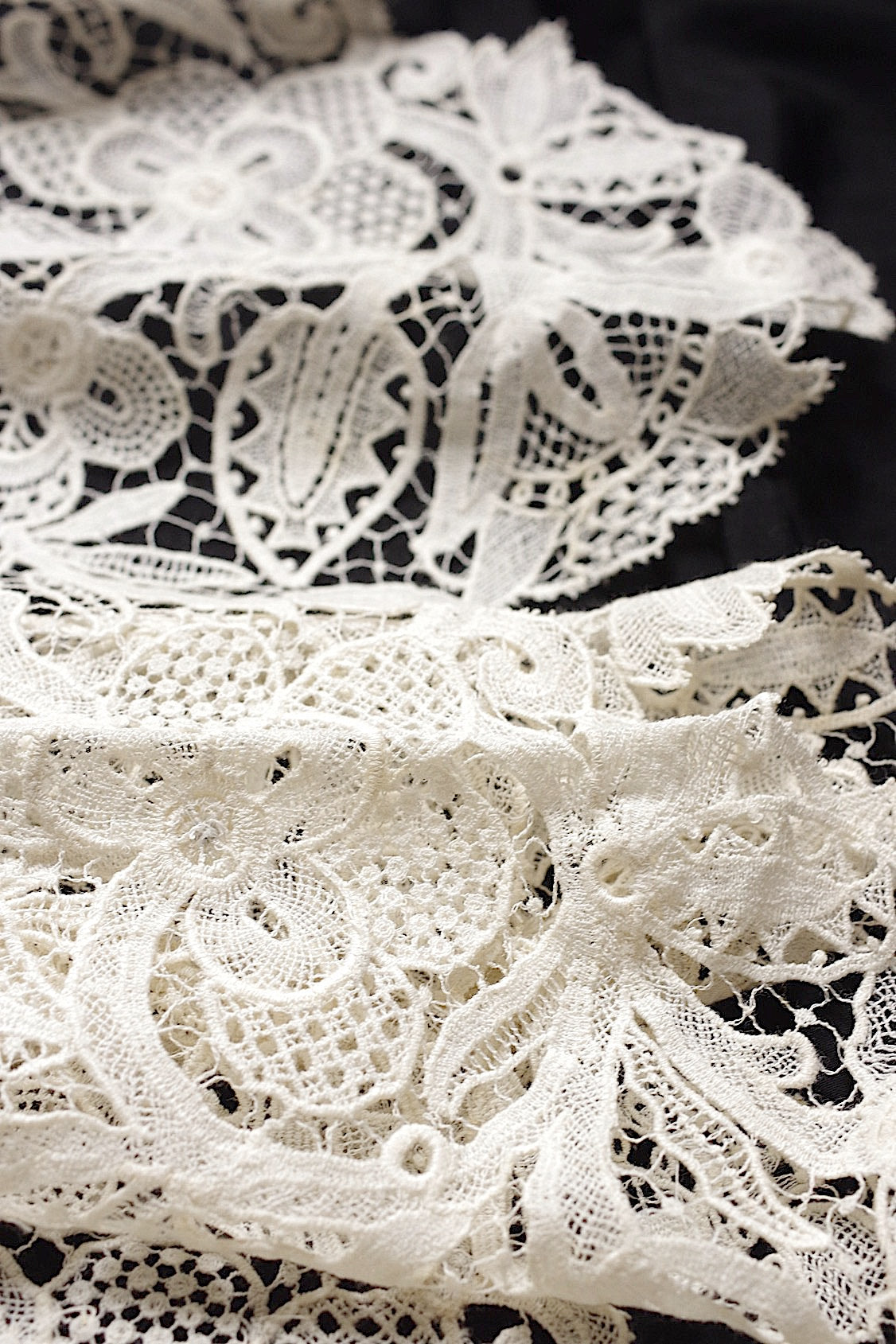 アンティークレース　dentelle antique lace　幅広100cm .FR a l'epoque