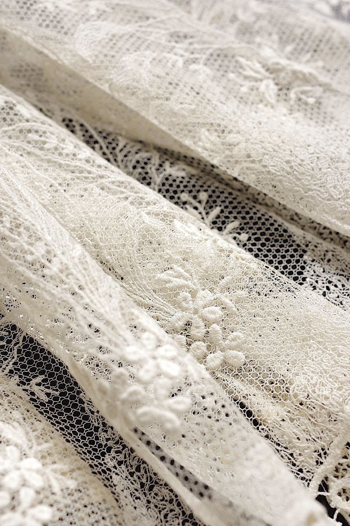 アンティークレース　dentelle antique lace　幅広100cm .FR a l'epoque