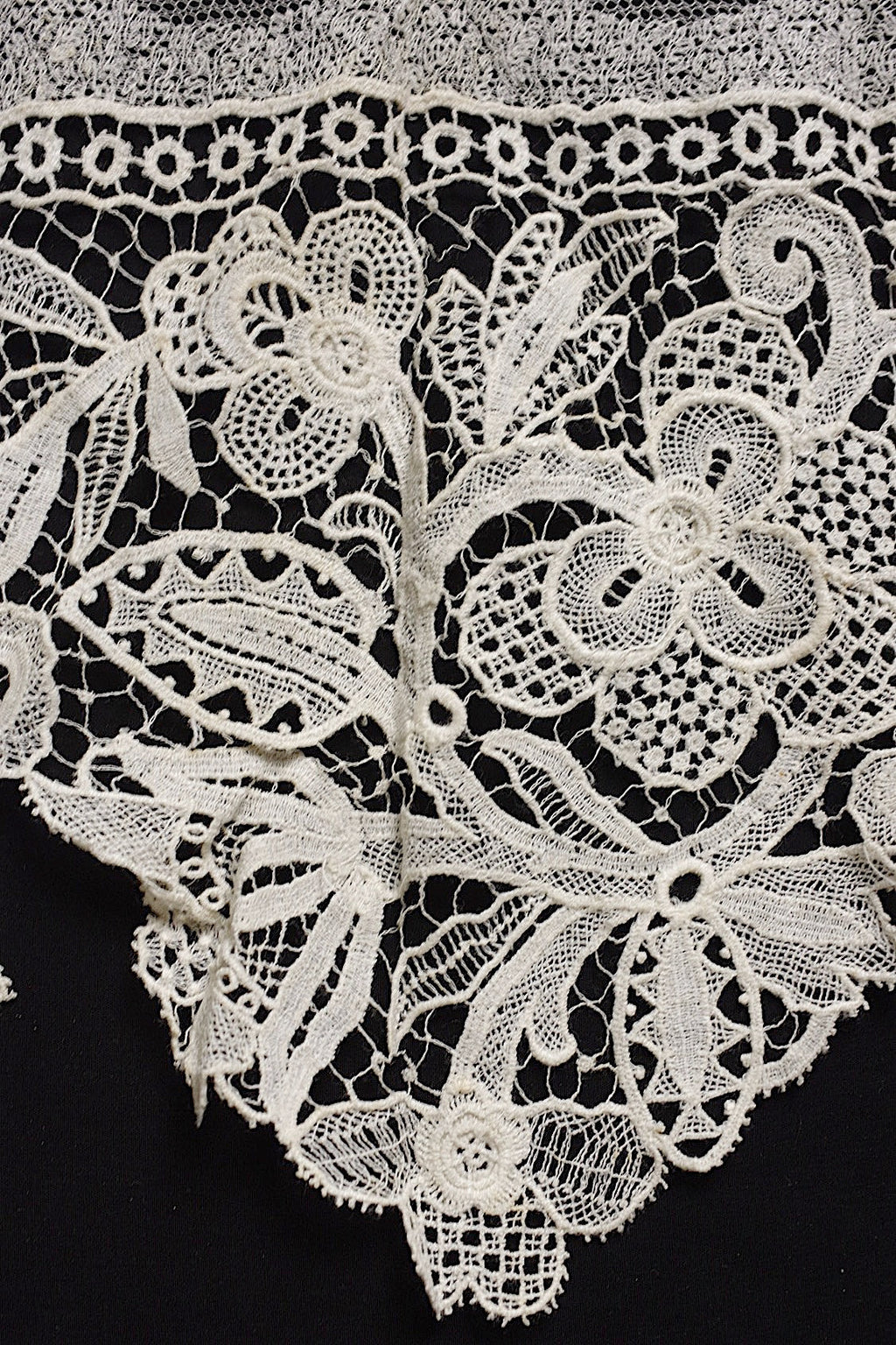 アンティークレース　dentelle antique lace　幅広100cm .FR a l'epoque