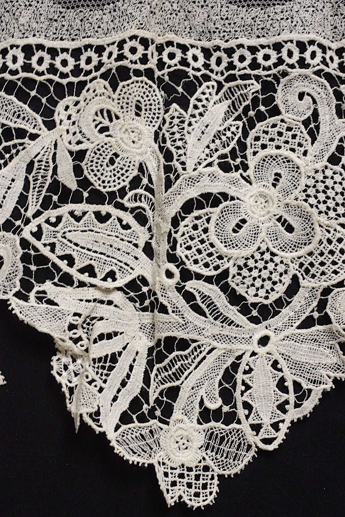 アンティークレース　dentelle antique lace　幅広100cm .FR a l'epoque