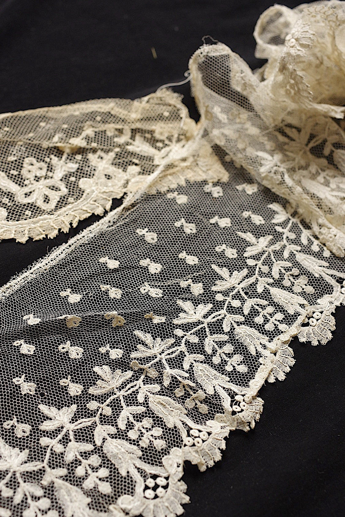 アンティークレース　dentelle antique lace　アプリカッションアングレテール　ハギレ .FR a l'epoque