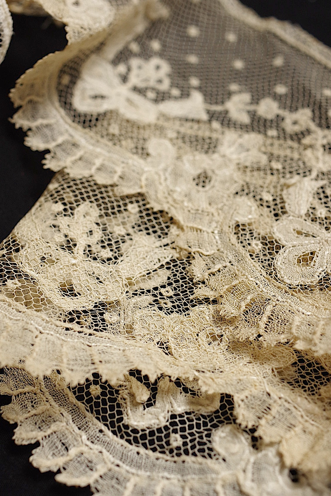 アンティークレース　dentelle antique lace　アプリカッションアングレテール　ハギレ .FR a l'epoque