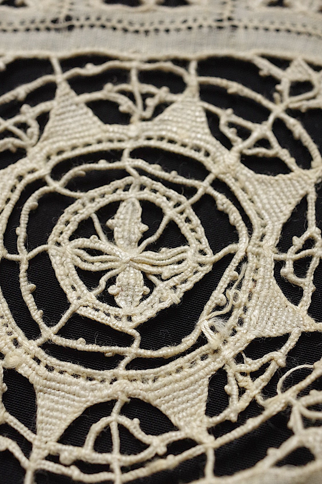 アンティークレース dentelle antique レティセラ .FR a l'epoque