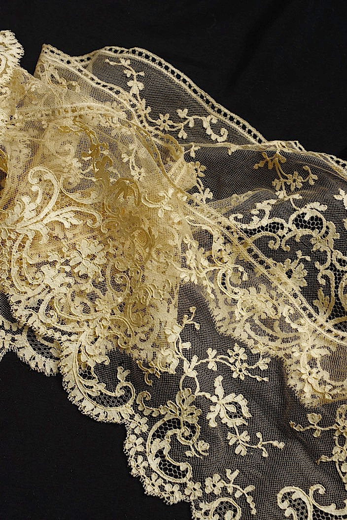 アンティークレース　dentelle ancinne 245cm .FR a l'epoque