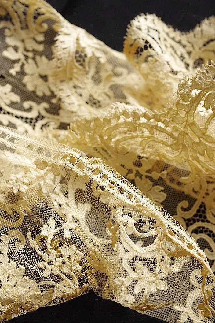 アンティークレース　dentelle ancinne 245cm .FR a l'epoque