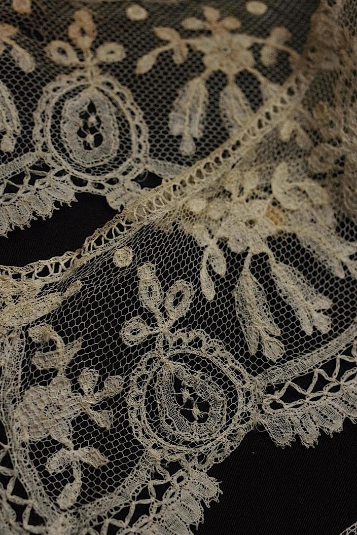 アンティークレース　dentelle ancinne 小さな襟3つ .FR a l'epoque