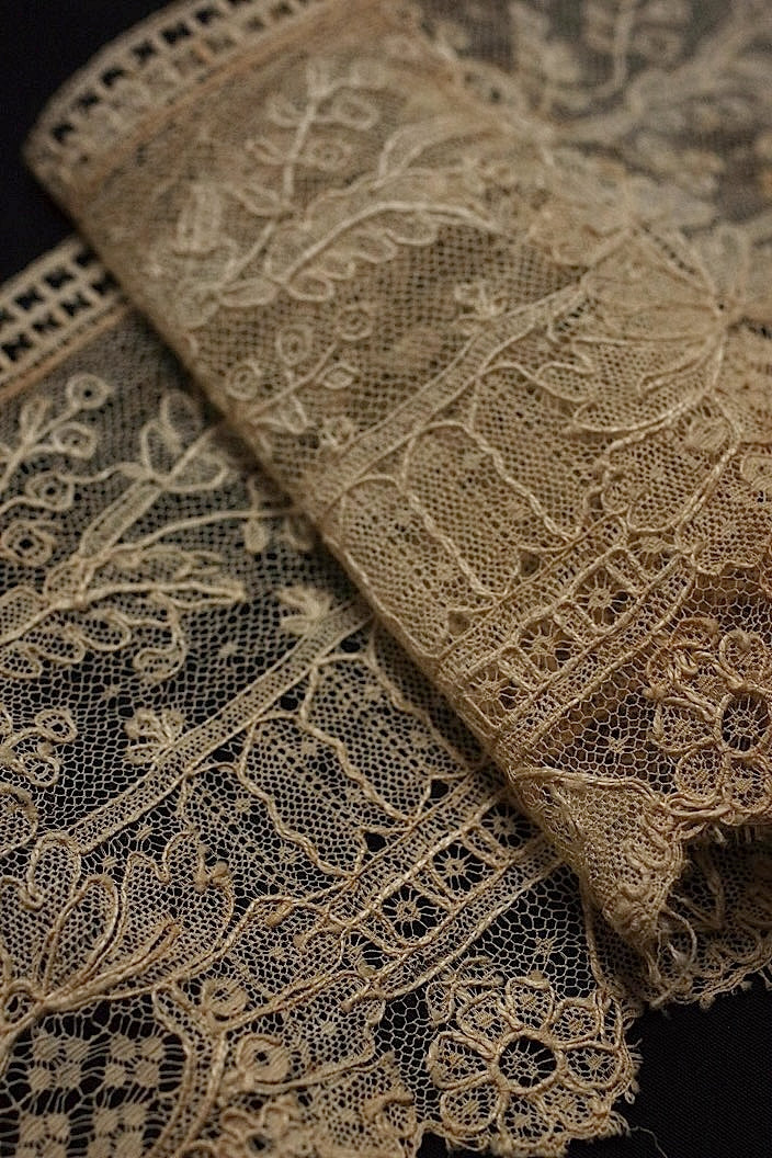アンティークレース　dentelle ancinne 87cm .FR a l'epoque