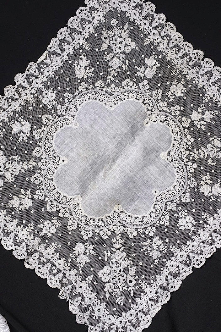 アンティークレースハンカチ　mouchoir .FR a l'epoque