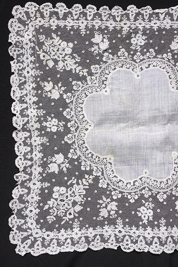 アンティークレースハンカチ　mouchoir .FR a l'epoque