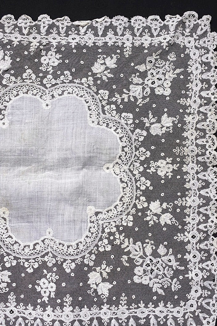 アンティークレースハンカチ　mouchoir .FR a l'epoque