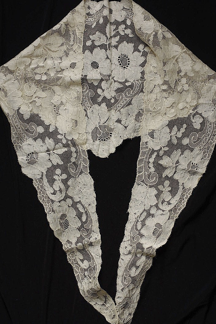 アンティークレース　dentelle ancinne　ショール　ブロンドレース .FR a l'epoque