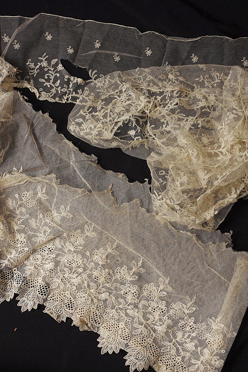 アンティークレース　dentelle ancienne ２種 .FR a l'epoque