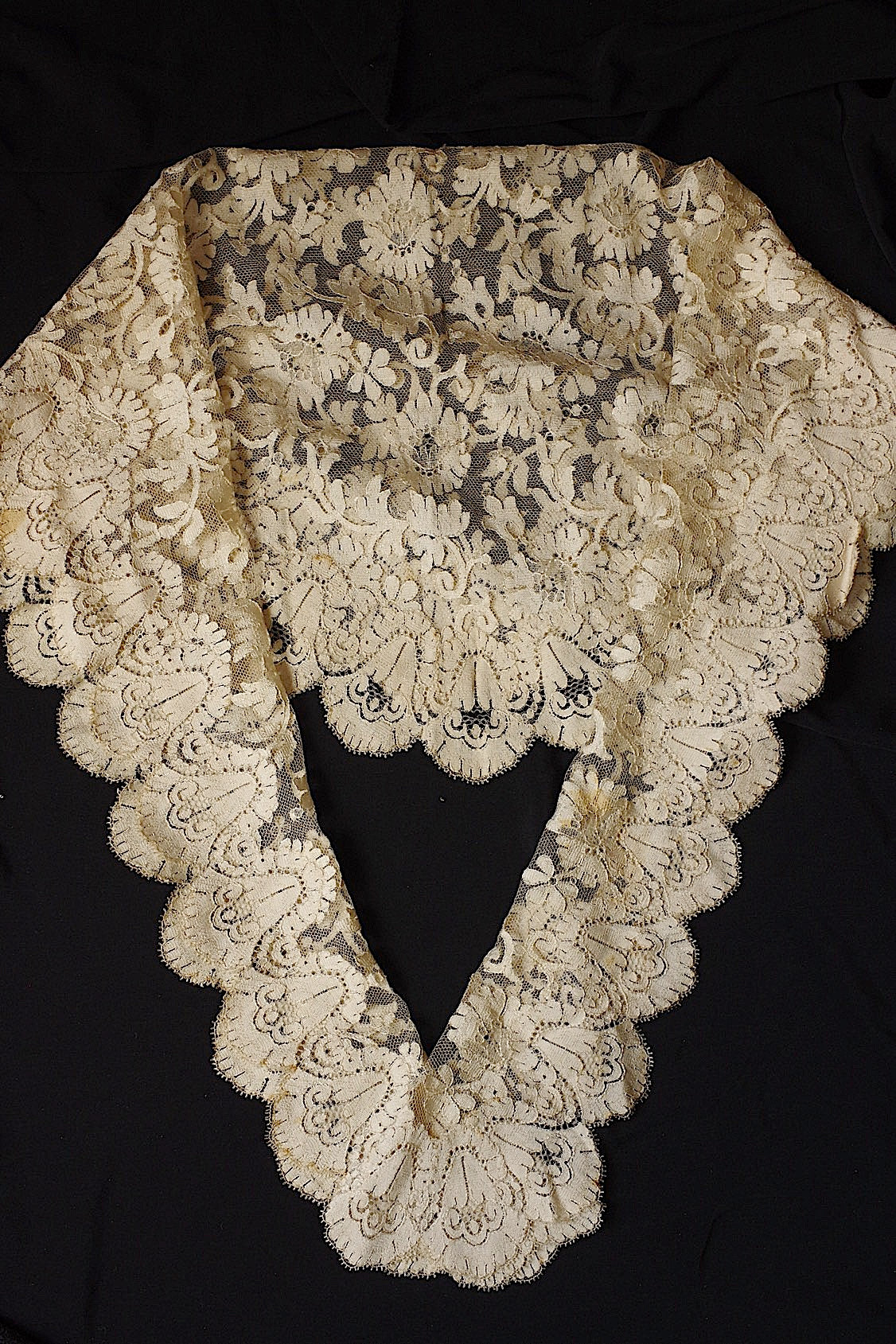 アンティークレース　dentelle ancienne ブロンドレースショール .FR a l'epoque