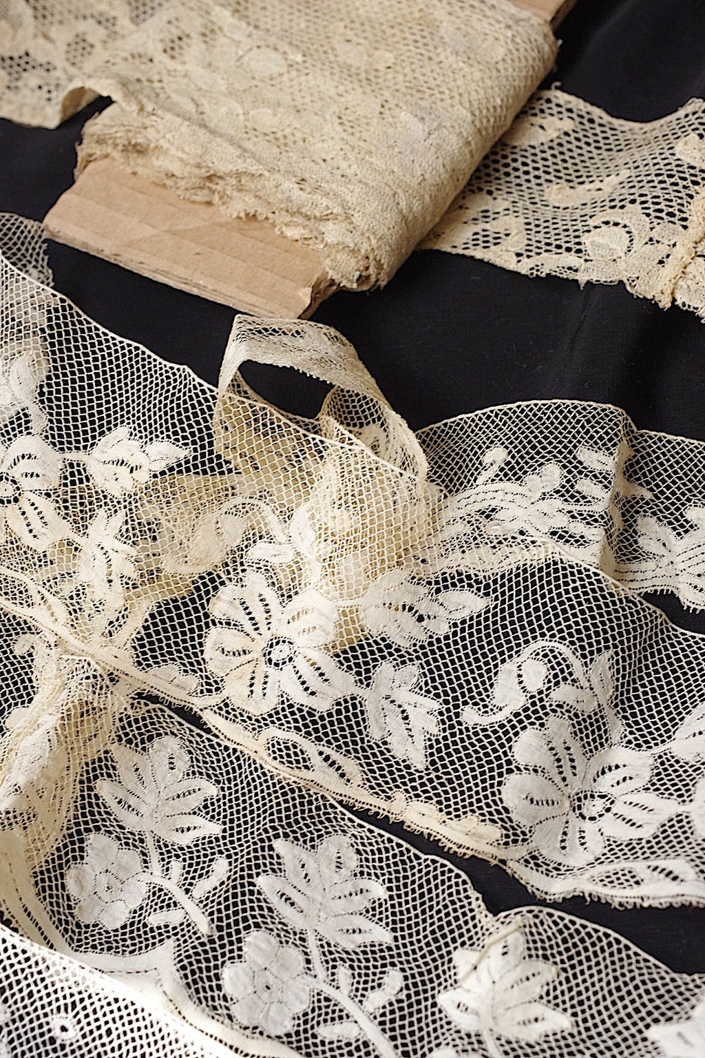 アンティークレース　dentelle ancienne　素材用　lots 2 .FR a l'epoque