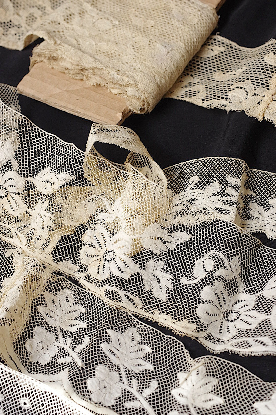 アンティークレース　dentelle ancienne　素材用　lots 2 .FR a l'epoque