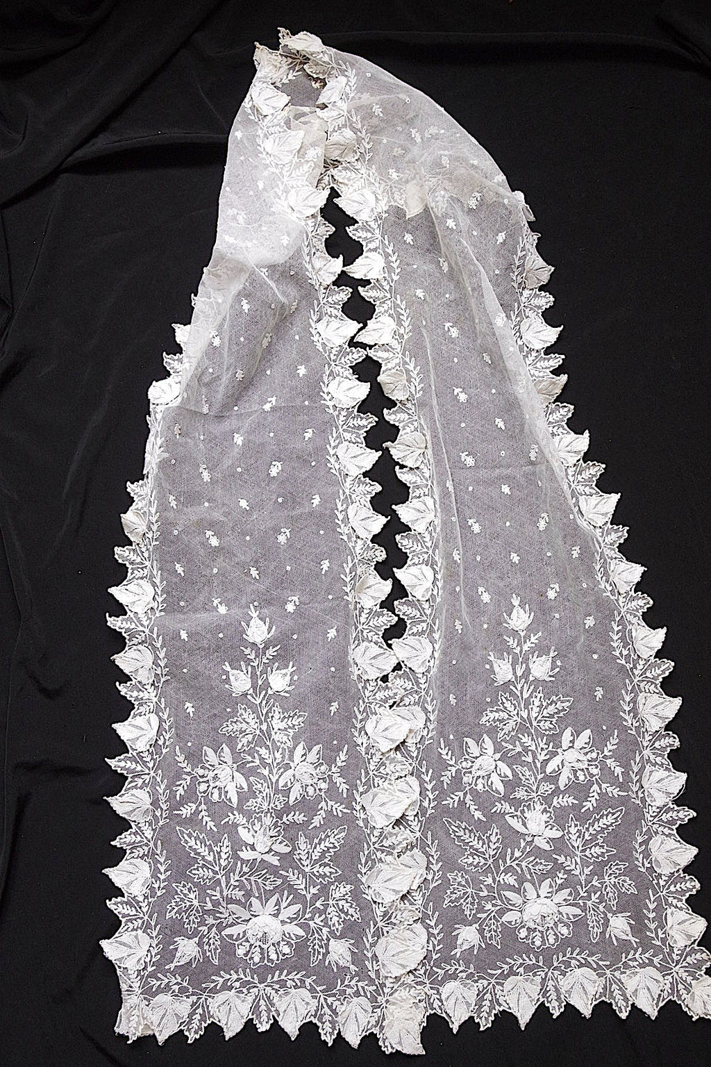 アンティークレース　dentelle ancienne タイ .FR a l'epoque