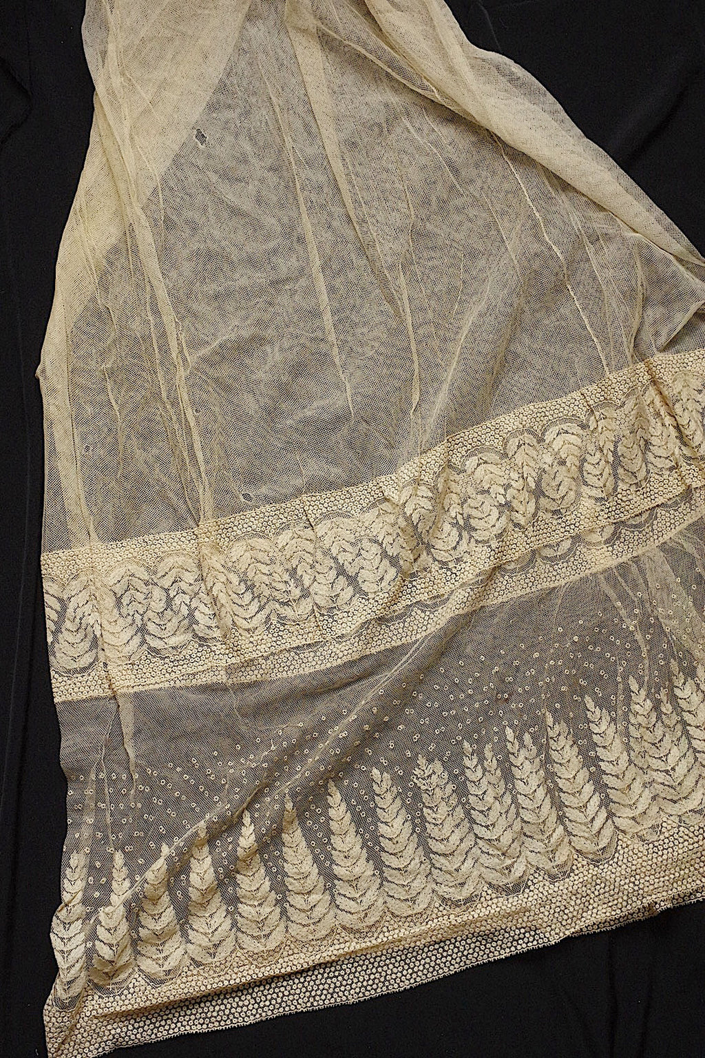 アンティークレース　dentelle ancienne スカート生地　ハギレ1 .FR a l'epoque