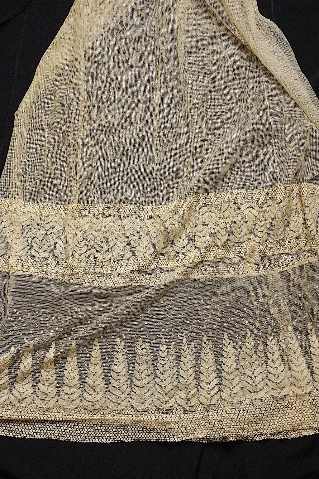 アンティークレース　dentelle ancienne スカート生地　ハギレ1 .FR a l'epoque