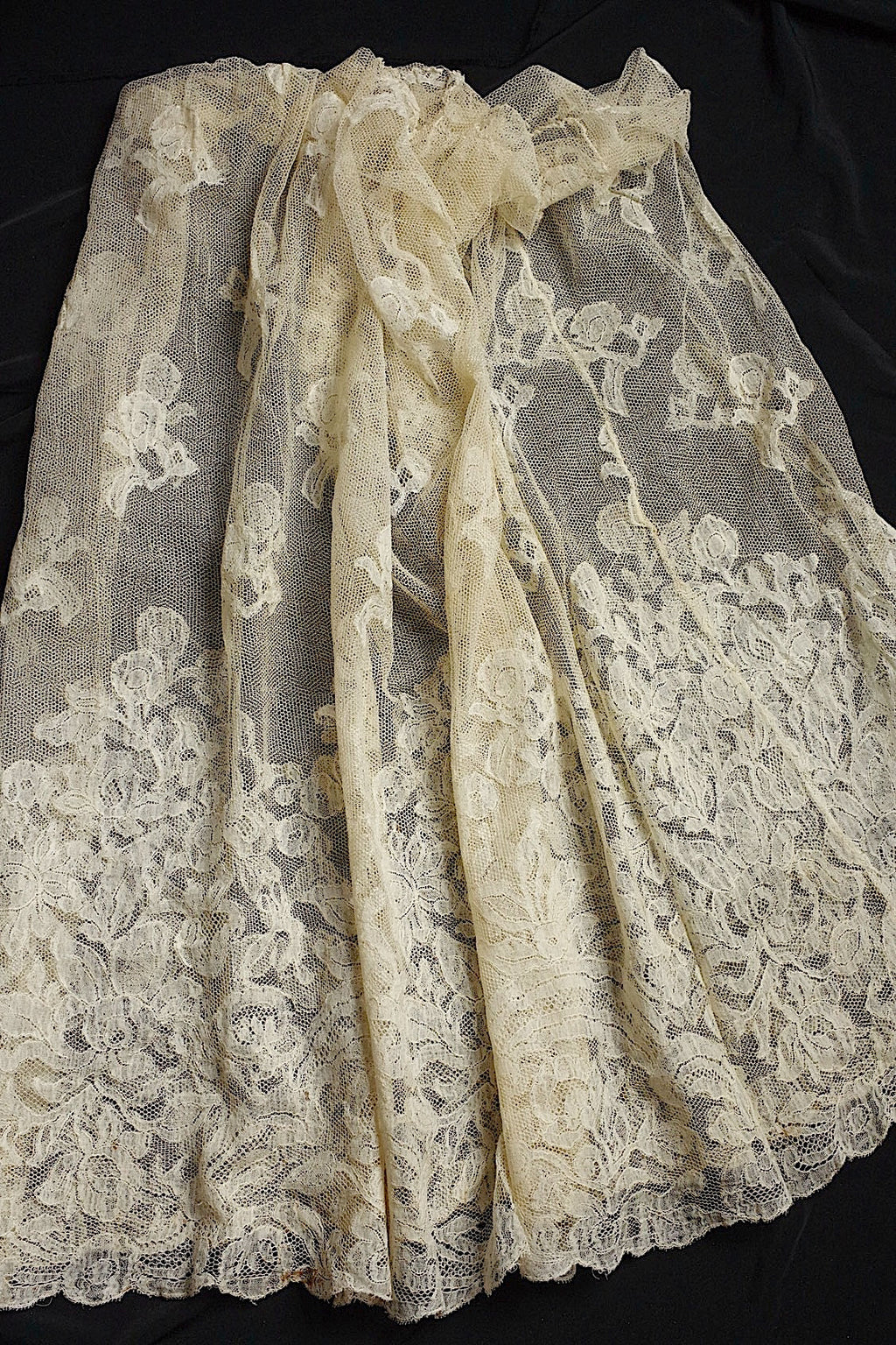 アンティークレース　dentelle ancienne スカート生地　ハギレ2 .FR a l'epoque
