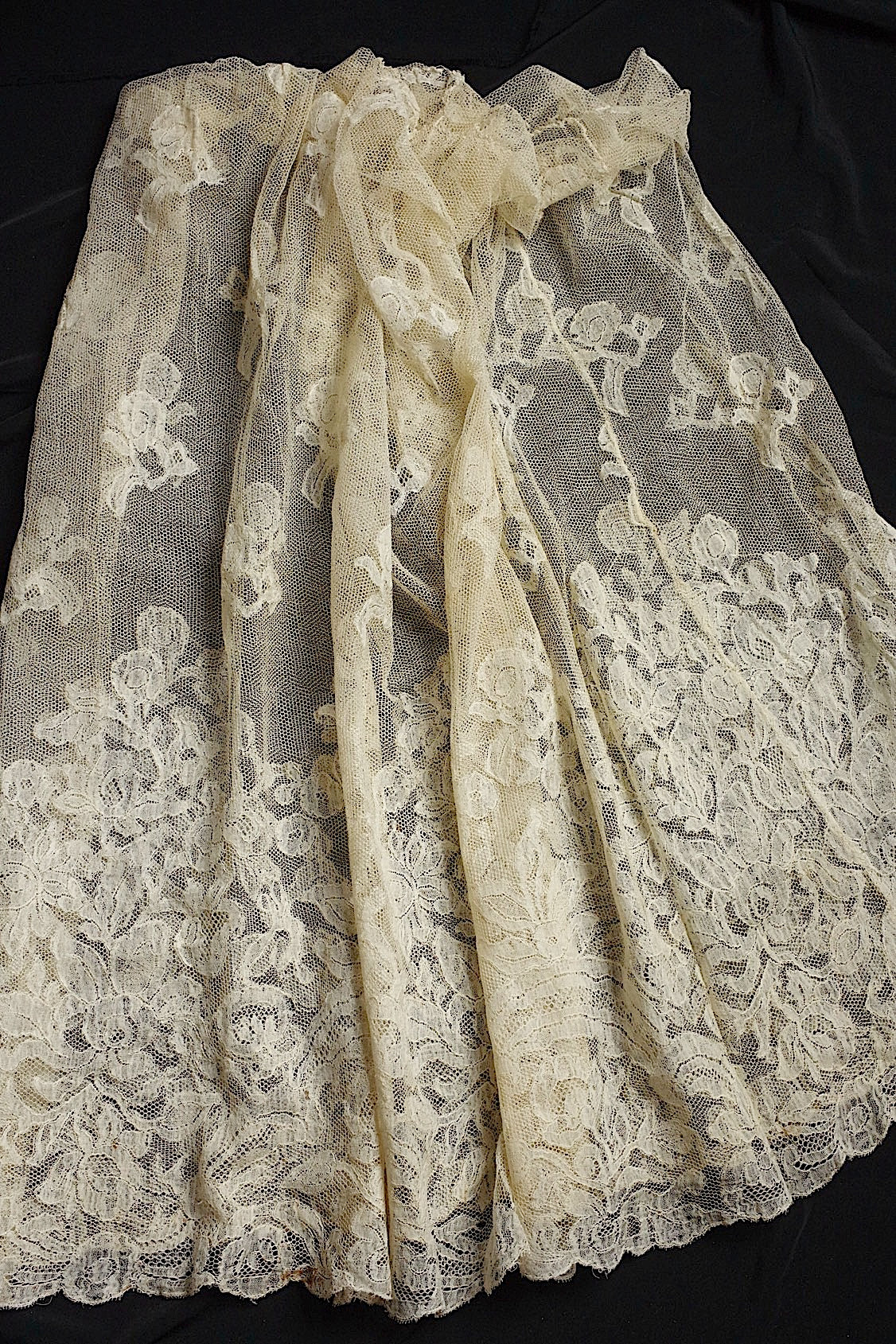 アンティークレース　dentelle ancienne スカート生地　ハギレ2 .FR a l'epoque
