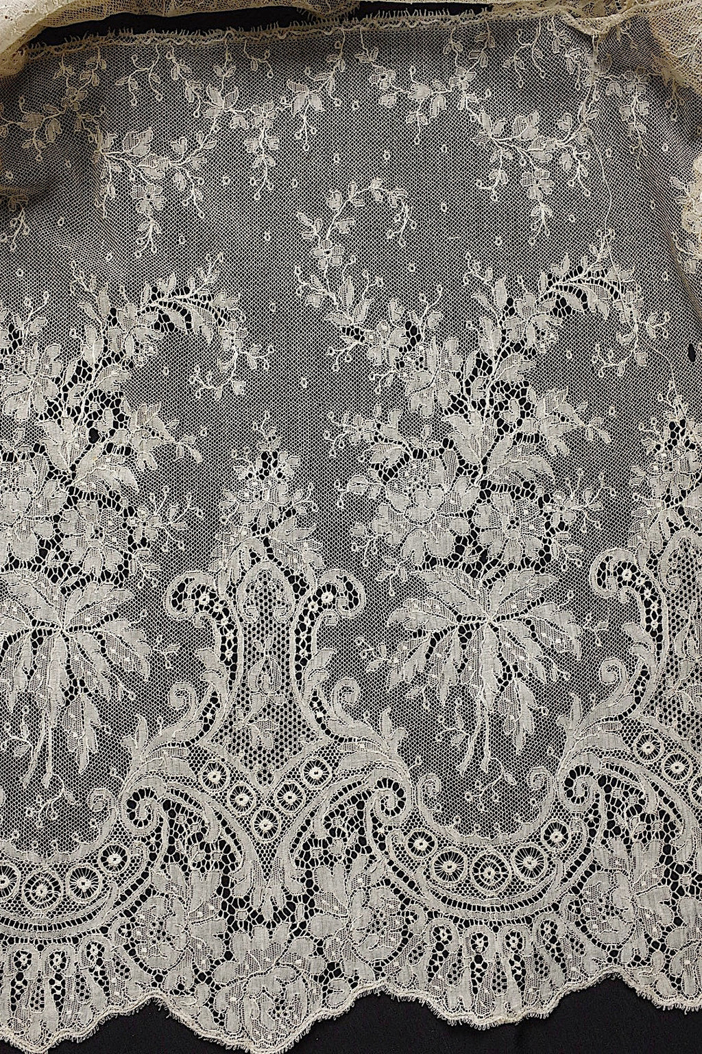 アンティークレース　dentelle ancienne 134cm .FR a l'epoque