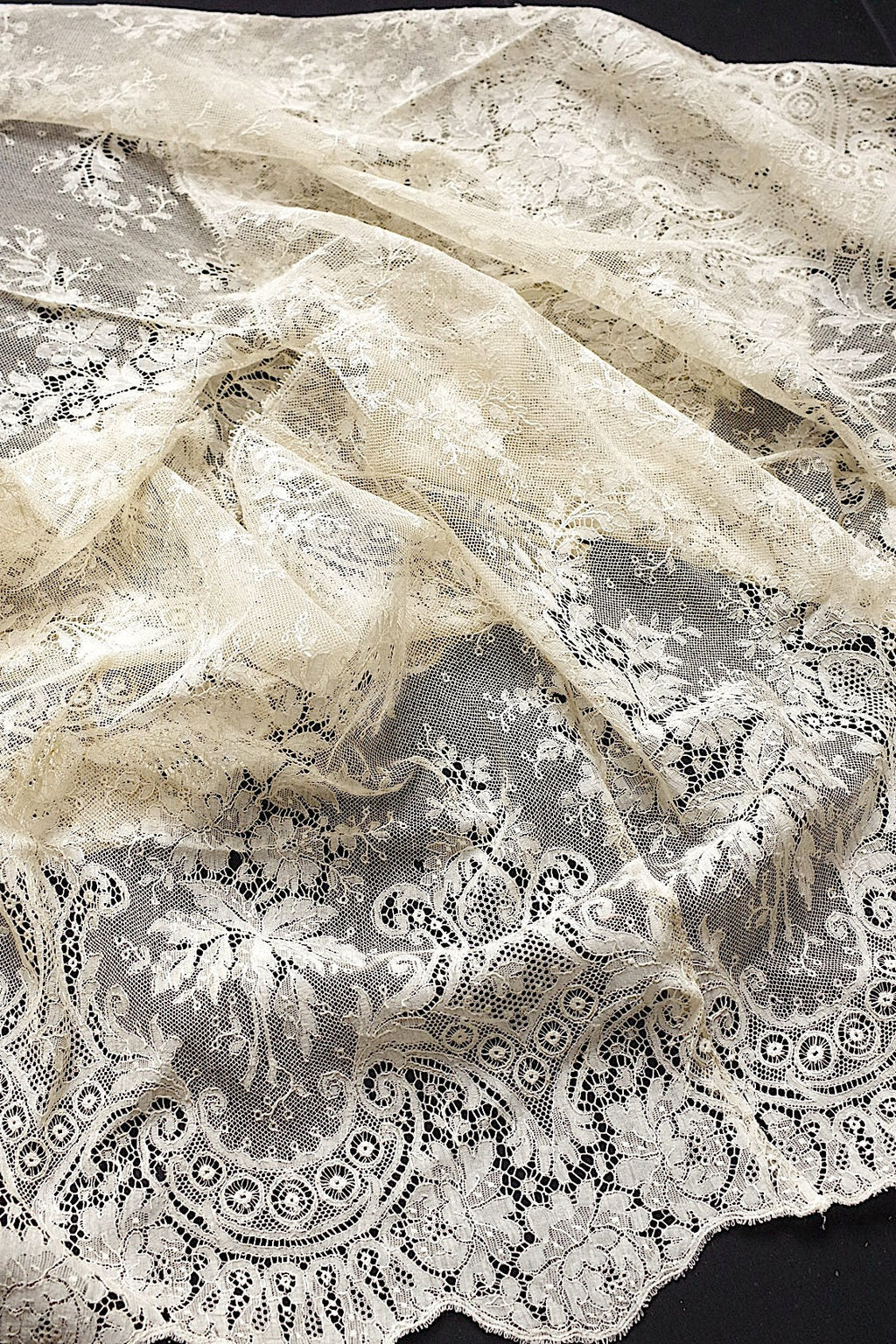 アンティークレース　dentelle ancienne 134cm .FR a l'epoque