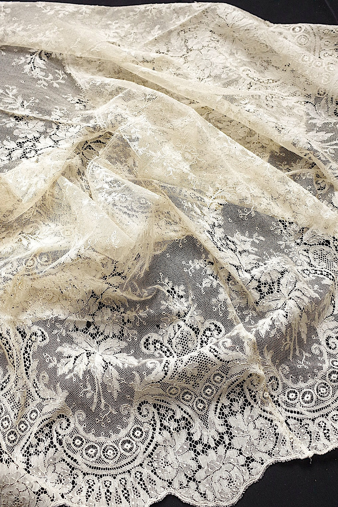 アンティークレース　dentelle ancienne 134cm .FR a l'epoque