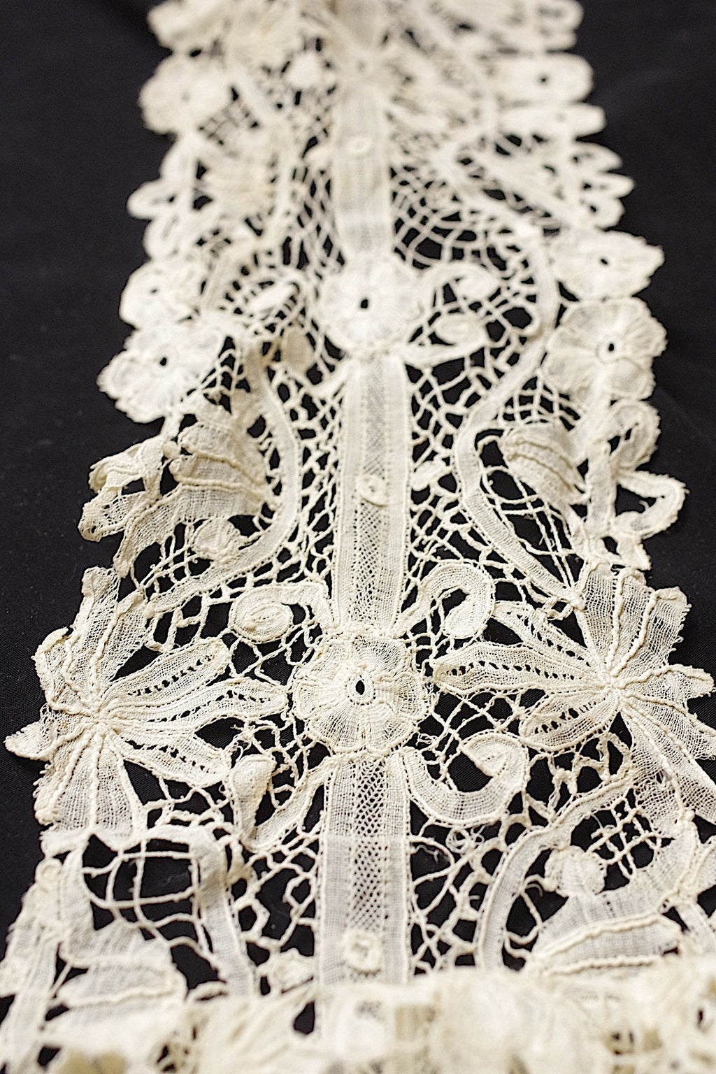アンティークレース　dentelle ancienne タイ＋モチーフ .FR a l'epoque