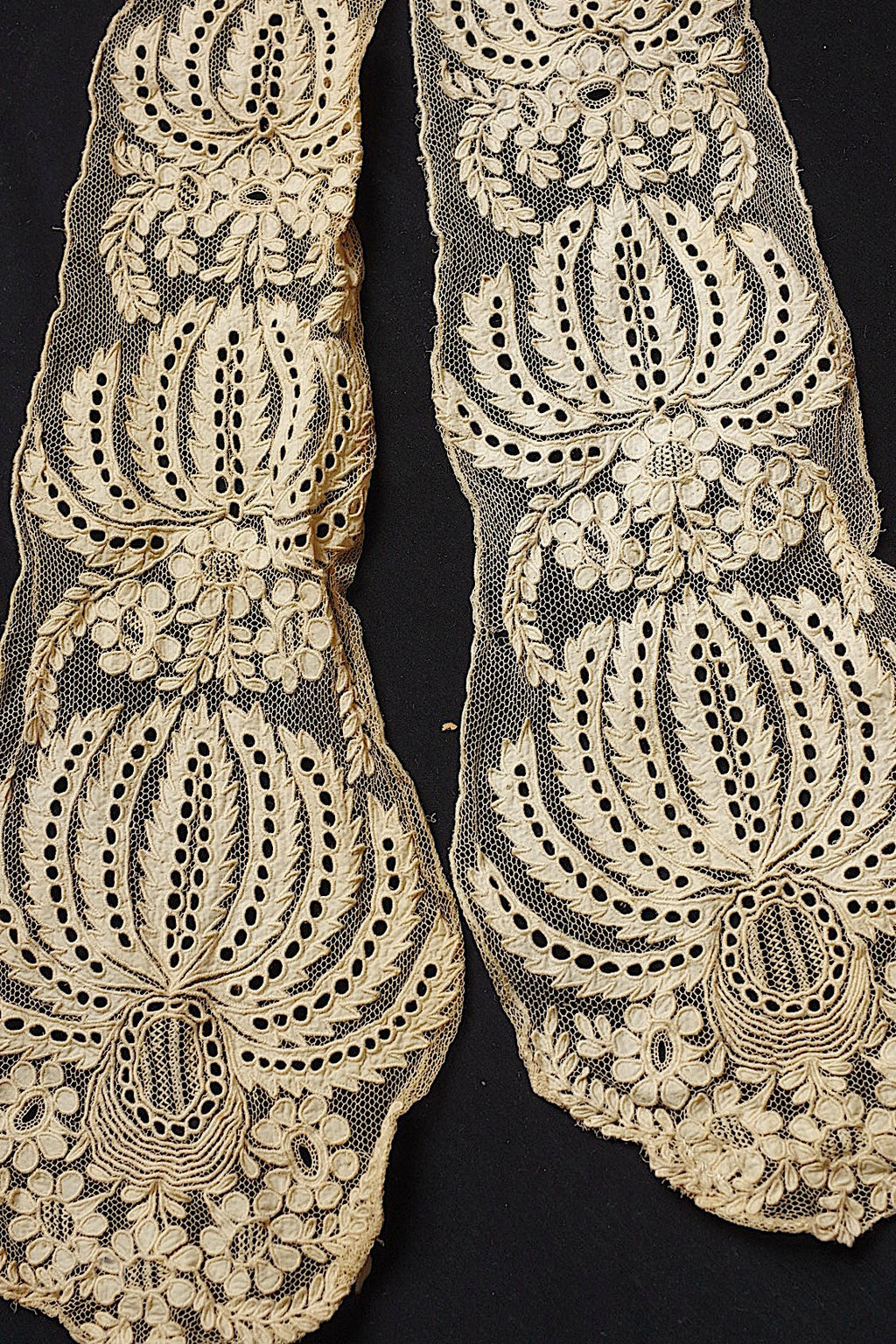 アンティークレース　dentelle ancienne タイ＋モチーフ .FR a l'epoque