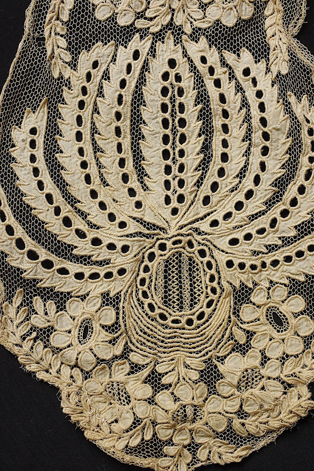 アンティークレース　dentelle ancienne タイ＋モチーフ .FR a l'epoque