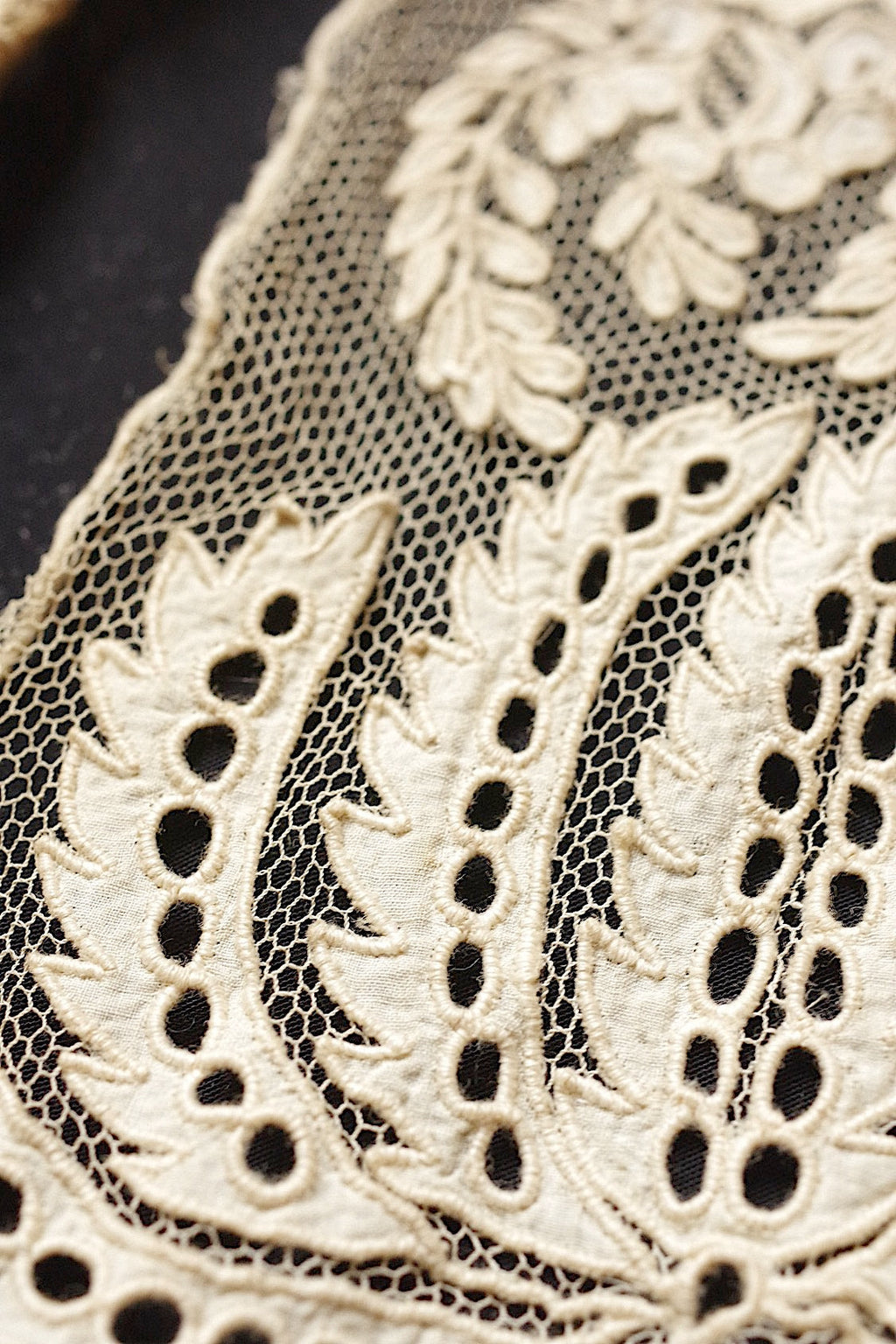 アンティークレース　dentelle ancienne タイ＋モチーフ .FR a l'epoque