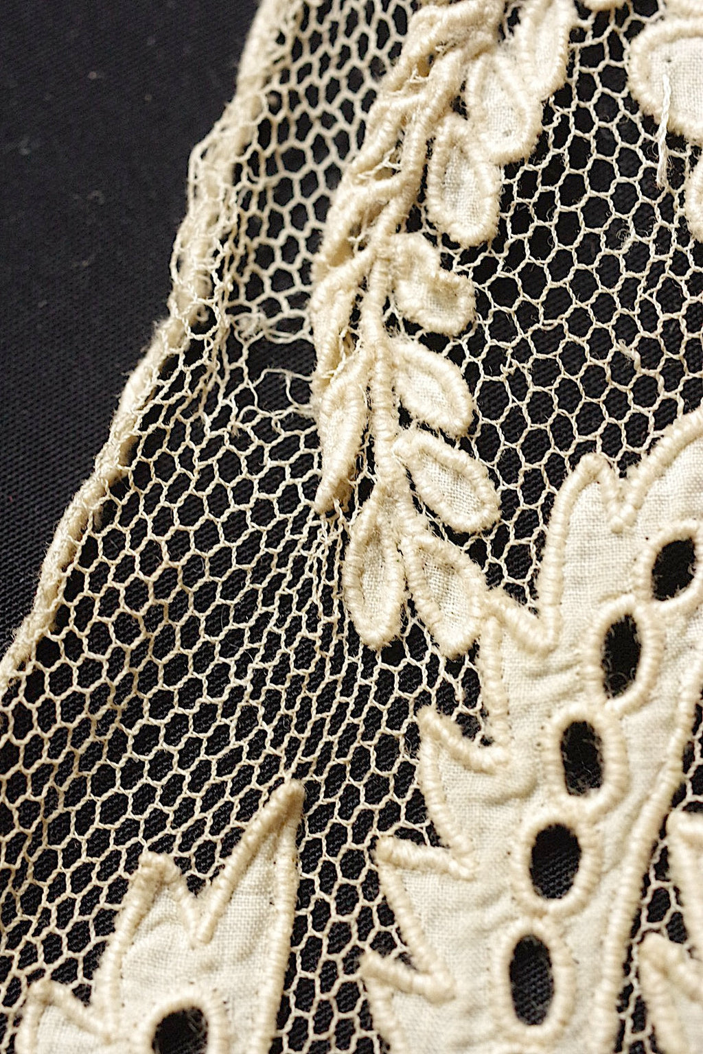 アンティークレース　dentelle ancienne タイ＋モチーフ .FR a l'epoque